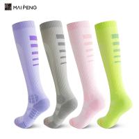 Des chaussettes colorées à genoux longs et hautes Des chaussettes de course à pied respirantes