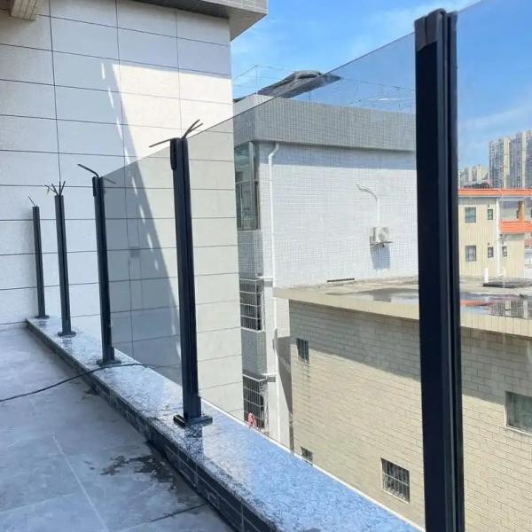 Bardage en verre sans cadre pour le pont, escaliers intérieurs Balustrade en verre Manches de balustrade de verre trempé Balustrades et manches