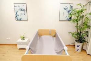 Intelligent suspended nursing bed suitable for elderly and disabled people's