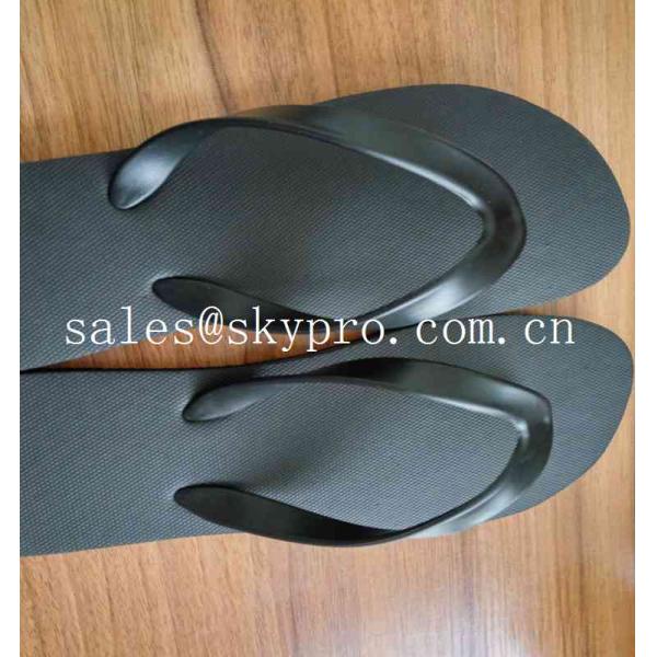 Мягкие модные сандалии/тапочки лета природного каучука темпового сальто сальто пляжа удобные