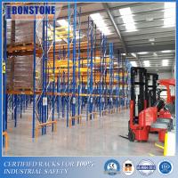 El polvo cubrió el sistema muy estrecho del tormento de la plataforma del pasillo para el almacenamiento de Warehouse