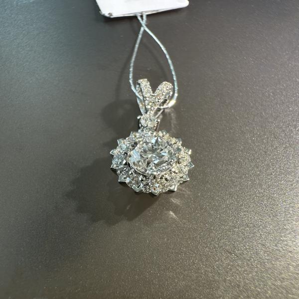 Handmade Luxury 18K Gold Diamond Pendant Necklace New Style Fashion Jewelry for Women Customized for Anniversary Wedding Banquet