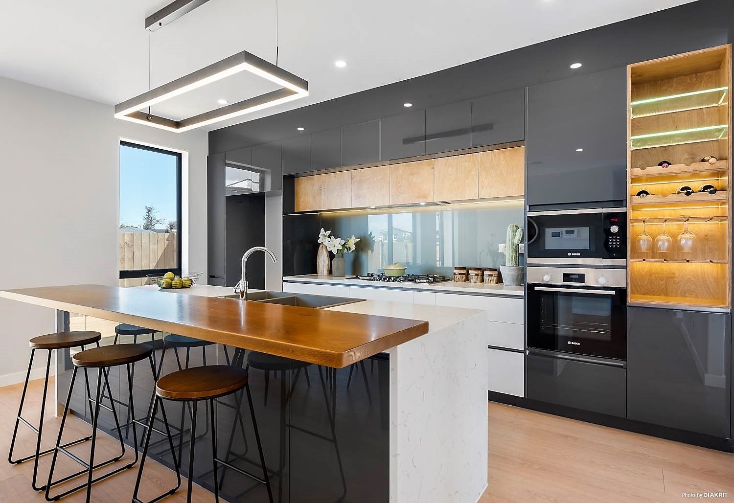 Villa Lacquer Finish Self Assemble Australian Oak Modern Spain Cabinet Kitchen Cabinets