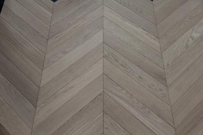 Revestimento natural envernizado invisível do parquet de Chevron do carvalho, 45 graus