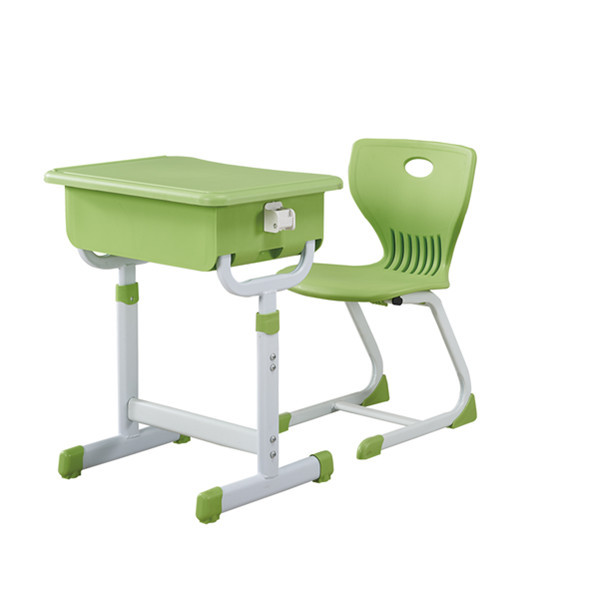 Напудрите покрывая законченные стулья стола студента