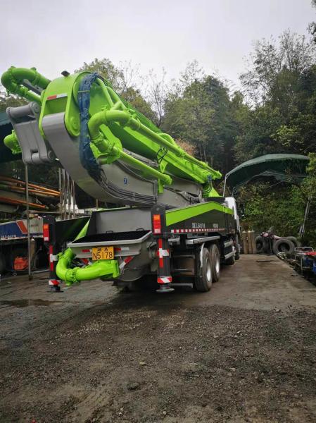 Zoomlion 52m 5 sections pompe montée sur un camion pour le batchage Plaque de voie blanche 13750*2500*4000mm