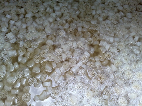 Средства массовой информации фильтра HDPE MBBR девственницы, водоочистка Aquaponics Biofilter Mediambbr
