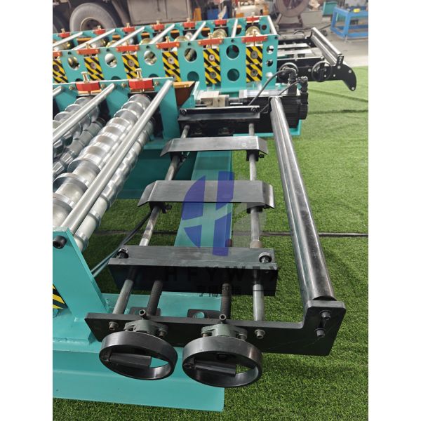 Industrial Intelligent Corrugated Sheet Roll Forming Machine 350H Steel Frame
