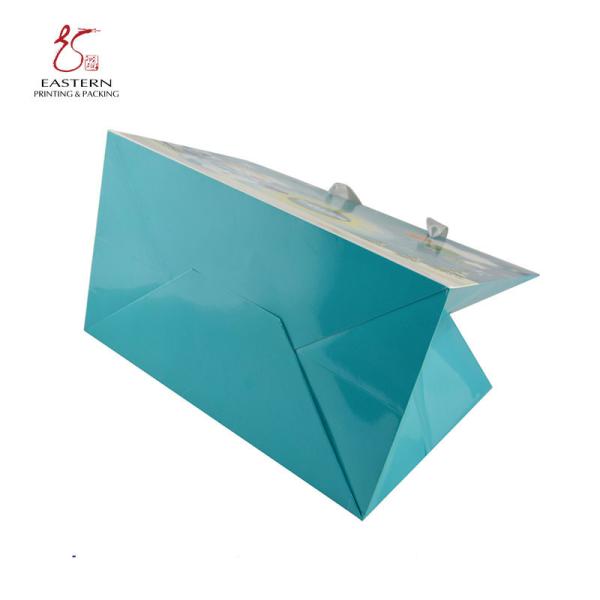 O Natal Pantone imprimiu os sacos de papel do presente, sacos luxuosos do presente com fita