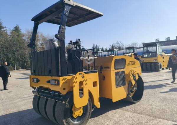 6 Ton Tire Combined Vibratory Road Roller LTC206P Hydraulic Drive 36.8kw