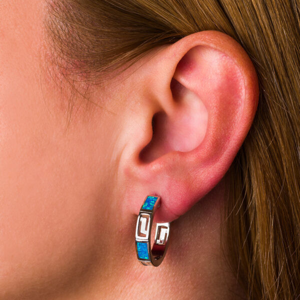 Оптовое изготовление на заказ 925 стерлинговых серебряных серег обруча голубого опала греческих ключевых половинных для женщин