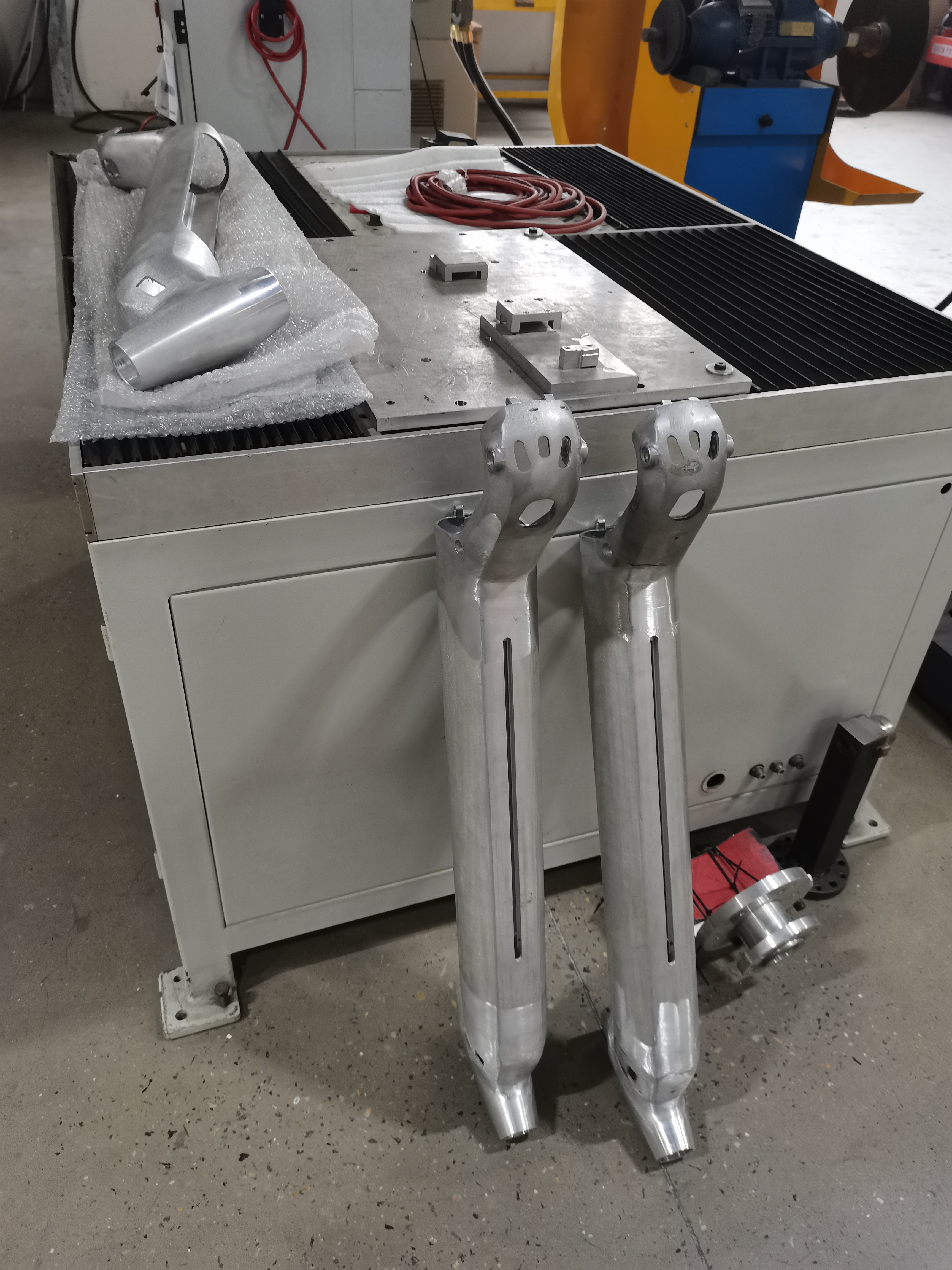 Constant Pressure Robotic Polishing Machine For Precision Car Mount Surface Finishing