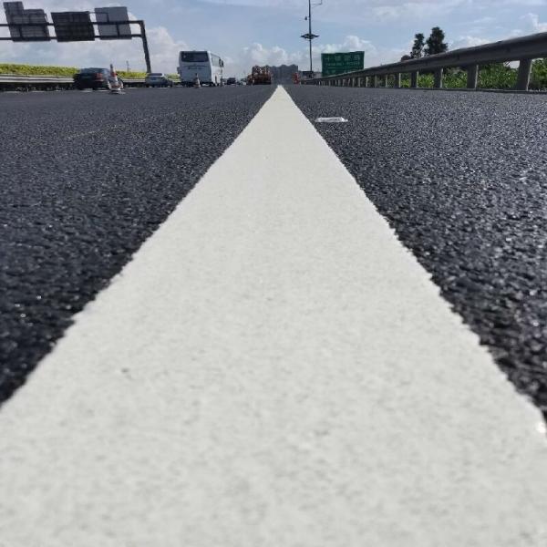 Peinture de marquage routier à fond chaud durable avec 10% de perles de verre pré-mélangées pour la circulation lourde