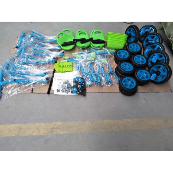 Ребенок настраивает трехколесный велосипед с стальной рамой и треугольным тормозом