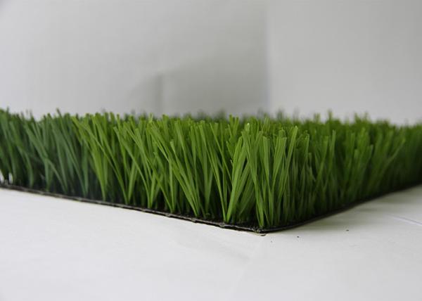 O futebol de salvamento da água ostenta os tapetes artificiais da grama com resistência de abrasão