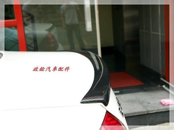 Спойлер задего волокна углерода типа BENZ W211 MKB