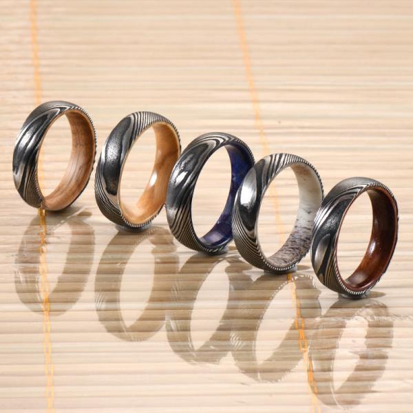 Anneaux de mariage en acier damas gravé 6mm 8mm avec incrustation de douelle de fût de whisky