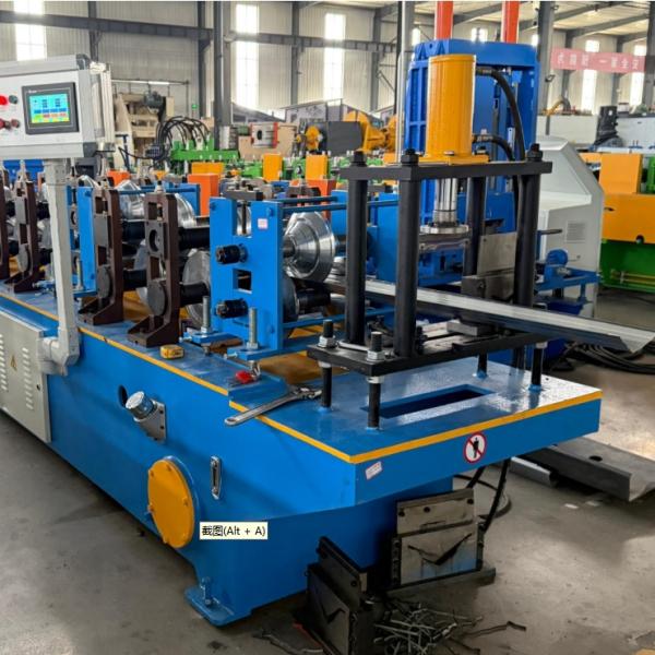 Machine de formage de crête réglable en largeur