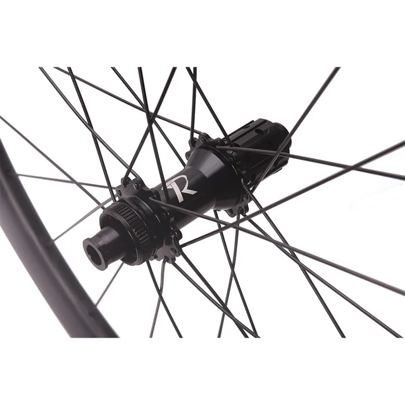 Jeu de roues de frein à disque Ultra Light 700C 36T 50mm de profondeur 20 / 24 trous de rayons pour vélo de route