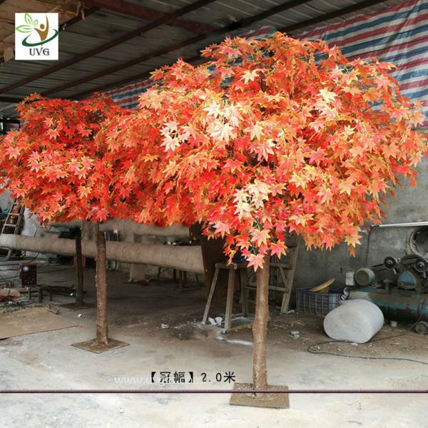 UVG high simulation fiberglass indoor fake trees with green imitation maple leaves for party decoration GRE073