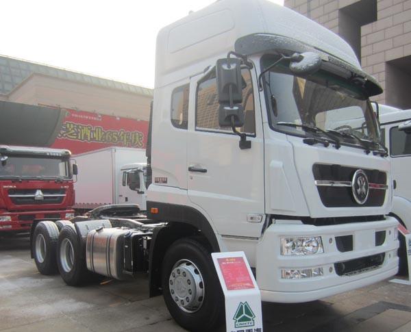 SINOTRUK HOWO 6x4 driving type TRACTOR TRUCK / prime mover truck with HW79 cab red color