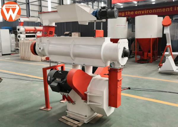 1.5 - 12mm Pellet Size Chicken Feed Pellet Machine High Efficiency For Farm