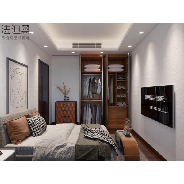 Elegancia tradicional china, efecto madera oscura, armario con acentos de vidrio y escritorio integrado