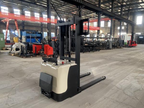 Walking Electric Reach Forklift 1500 KG Capacity AC Drive Fork Tilts Forward And Backward