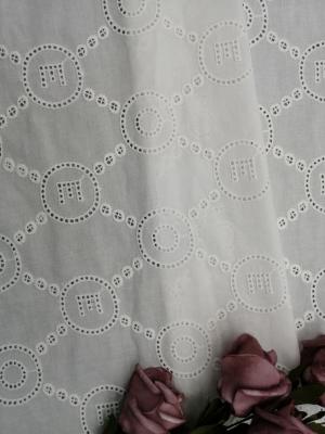 O laço do teste padrão da letra bordou o pano do vestido do bebê da tela do ilhó