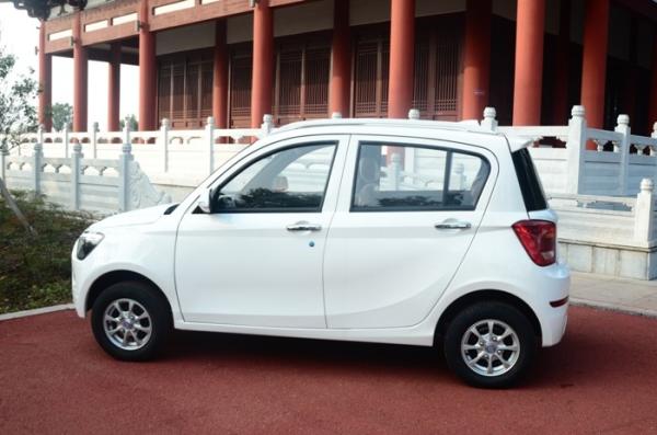 Popular Fully Electric Cars With 4 Leather Seats White Color F/R Brake Style