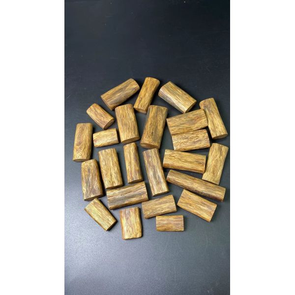 Qi Nan Agarwood Chunks Wooden Handle Piece Car Small Hanging