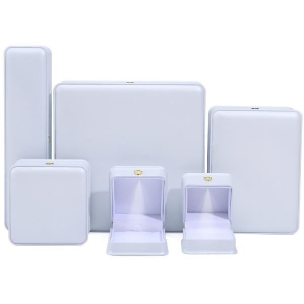 Logo personnalisé Coffret à bijoux de luxe Le plus récent Rectangle Blanc Piano Peinture LED Ring Coffret à bijoux