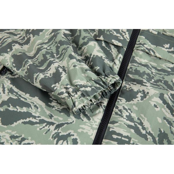 Lightweight Mesh Lined Camouflage Hunting Jacket Wind-Resistant Camo Windbreaker for Outdoor Use