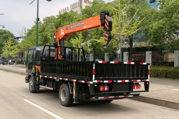Sinotruk HOWO 4X2 Grue montée sur camion 154 chevaux Euro 3