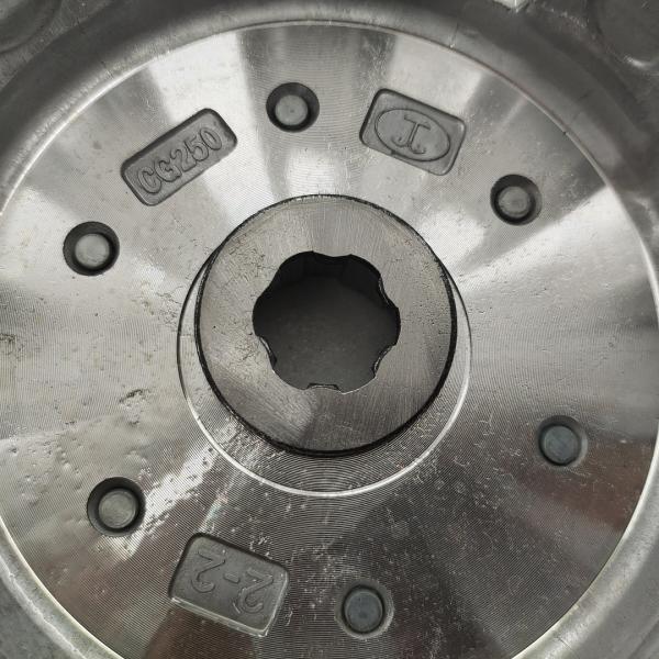 L'embrayage supérieur du moteur refroidi à l'eau garantit des performances