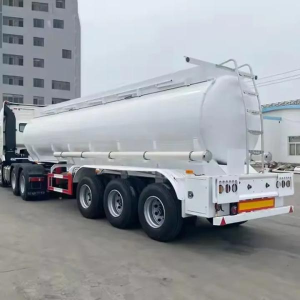 Heavy-Duty 12R20 Tyres With JOST 2/3.5 Bolted Type Tank Truck Semi-Trailer, Specially Designed For The Transport Of Fuel And Oil.