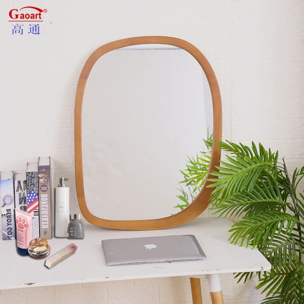 Антикварный декор бани на стене с деревянным зеркалом в стиле Морден