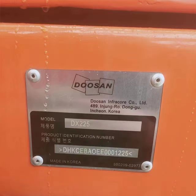 Подержанный экскаватор Doosan DX225 работает как новая машина