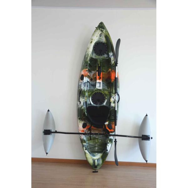 Взрослый ПЭ сидит на состоянии воды каяка различном терпя удобное легкое управление рулем