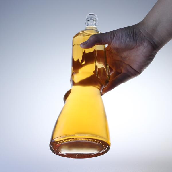 Botella de vidrio de whisky de 500 ml Con forma de pistola, molde abierto Botella de vodka de 700 ml para la industria de bebidas