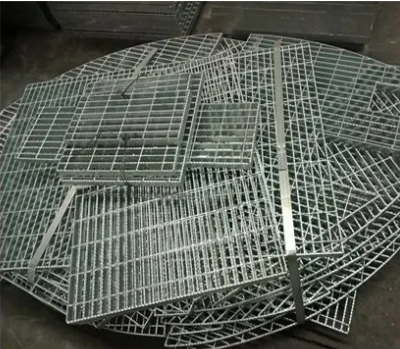 Q235 ASTM A36 25X5mm 30X3mm 30X5mm 40X5mm Gi Steel Serrated Grating Mesh for Drainage Factory Price