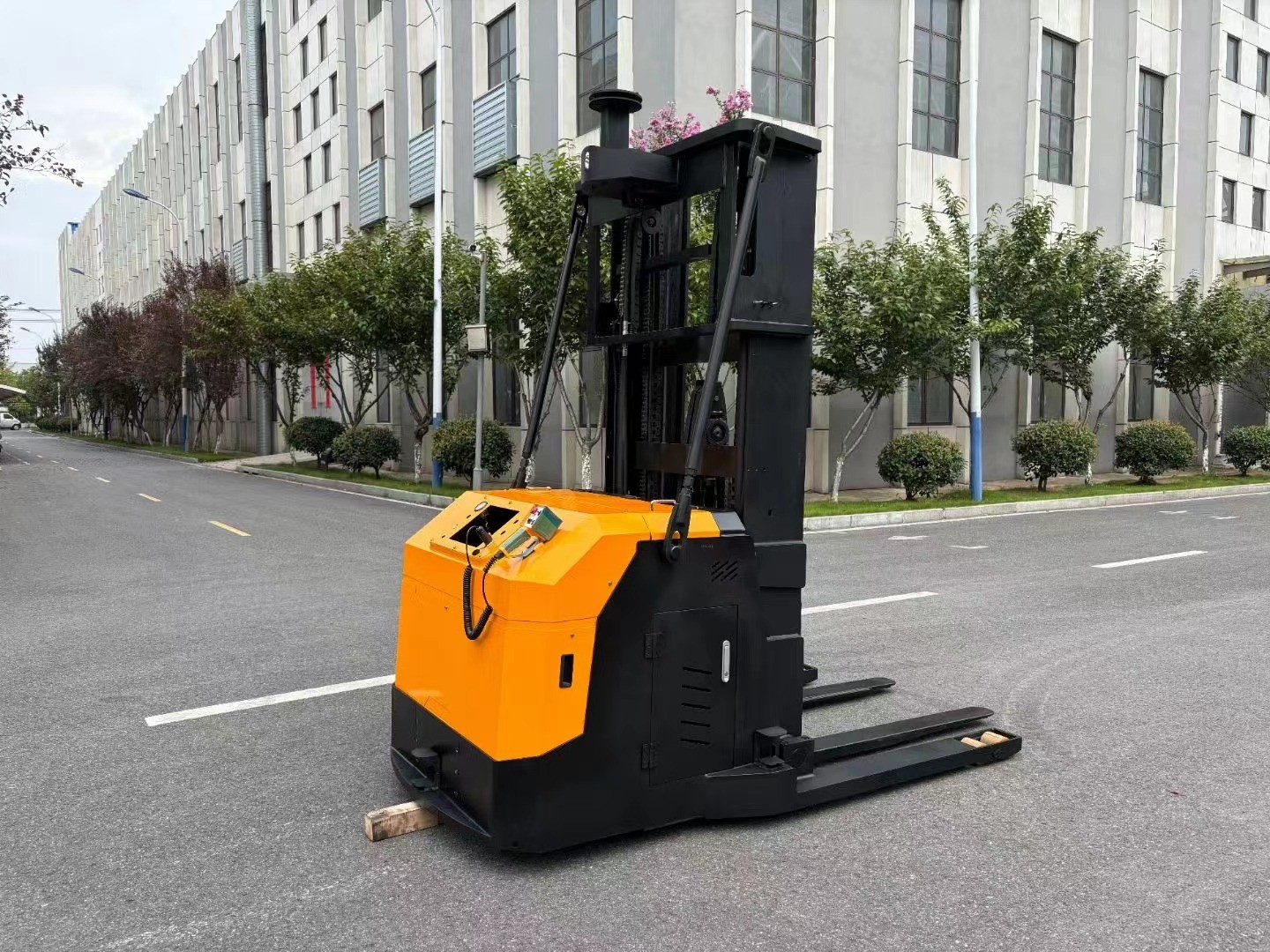 Управление AGV Нагрузка на тело 3500 кг 51.2V 200 AH Высота 5000 мм