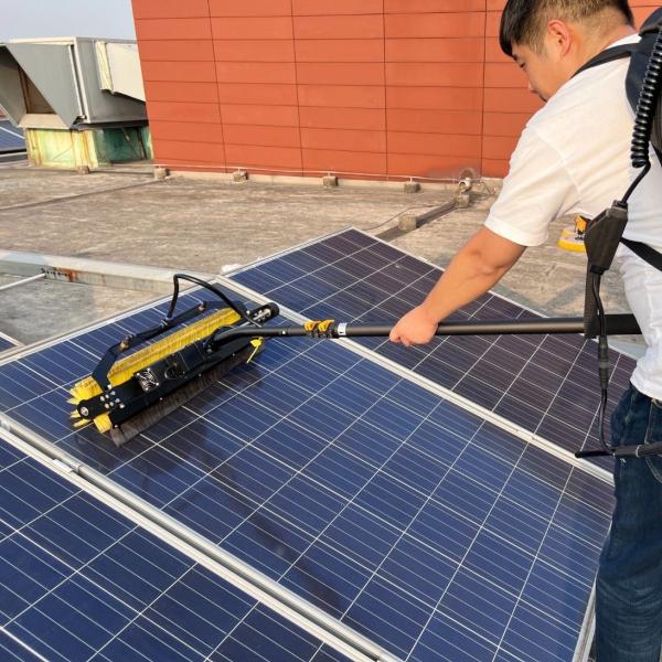 5.5M Mochila telescópica de pólo com escova rolante a bateria para limpeza de painéis solares
