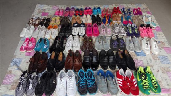 old men sports shoes，used shoes，old shoes，second hand shoes，used bag，used cloth。