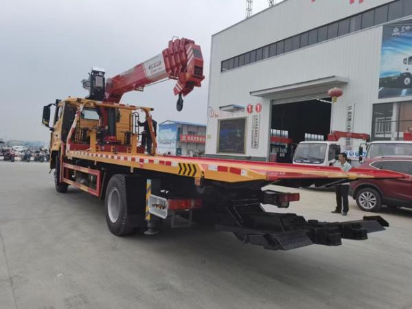 Customized HOWO 4x2 6 Meters Tow Trucks Wrecker Truck With 8 Tons Crane for Car Accidents