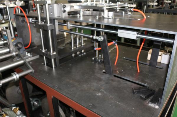 Cuvette de papier à grande vitesse faisant la machine 60HZ 12KW avec le cachetage d'air chaud