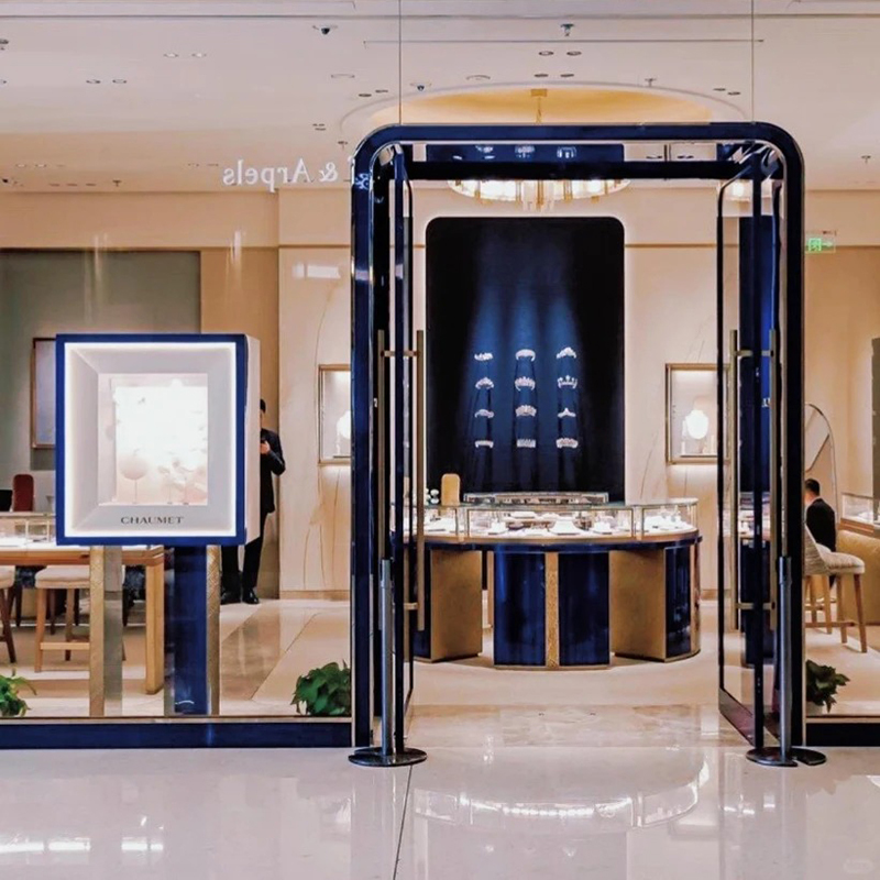 Modern Light-Luxury Style Jewelry Showroom with Ultra-Clear Tempered Glass and Full-Store Custom Design