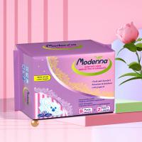 Mulheres que vestem as almofadas sanitárias do uso diário respiráveis um costume descartável da categoria