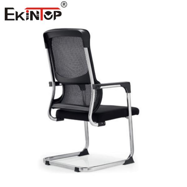 Офисный стул с подлокотниками в черной сетке