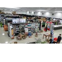 Os dispositivos elétricos de aço de madeira da loja do supermercado dobram cremalheiras arquivando tomadas partido do supermercado da gôndola